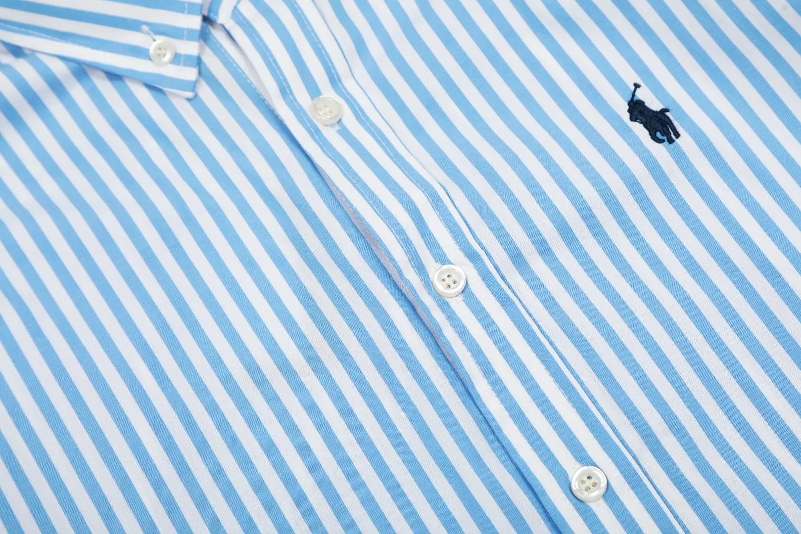 P260 💰 "Top quality" Style number: 8082# [Ralph Lauren classic basic new old money style striped shirt long sleeves] ✅Ralph Lauren Ralph Lauren colorful style old money style cotton poplin striped casual shirt long sleeves ✅Top ceiling quality ZP original development You can compare with the real thing at will ✅100% restored workmanship The entire garment is covered with seams and clean edges Curved triangular bifurcation ✅100% cotton poplin cotton Smooth to the touch Pre-car wash treatment The yarn is tighter ✅Customized dyed original pearlescent white bottom buttons, large and small zoning, vertical phoenix eyelets ✅Special shaped chiffon foil inside the collar door tube, not easy to deform and pull ✅Refreshing colorful striped shirt, salty or sweet, daily travel, extremely high production rate, customized style ✅The upper body looks much better than the real thing, can be worn alone or worn in all seasons, highly recommended for goddesses, size: S-XL, color: red, blue, green